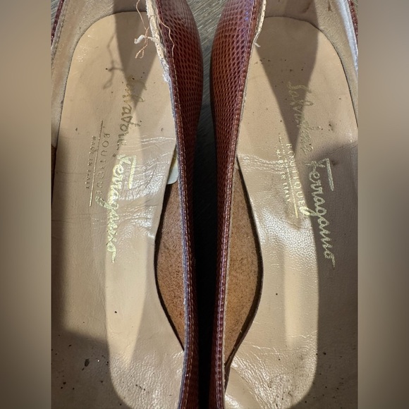 Salvatore Ferragamo low heel pump. Size 7C. Brown. - Picture 6 of 6